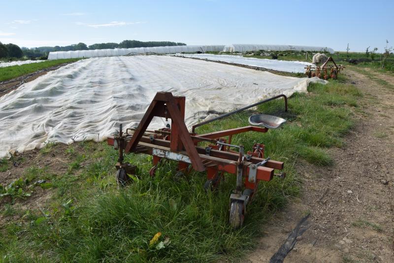 Met uitzondering van de wiedeg, is iedere machine van de Groentelaar voorzien van een snelkoppeldriehoek. Zo kan snel, veilig en meermaals per dag van machine verwisseld worden.