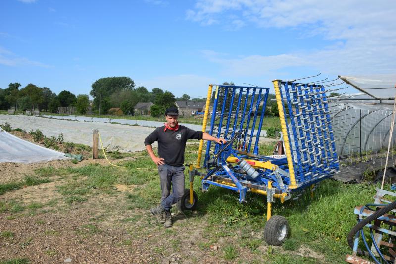 De Treffler wiedeg is het modernste stuk materiaal op het erf van de Groentelaar. Ze is op de groei gekocht, maar helpt nu ook de collega biolandbouwers.