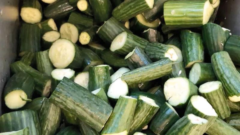 Komkommers worden versneden, nadien volgt vermaling tot puree.