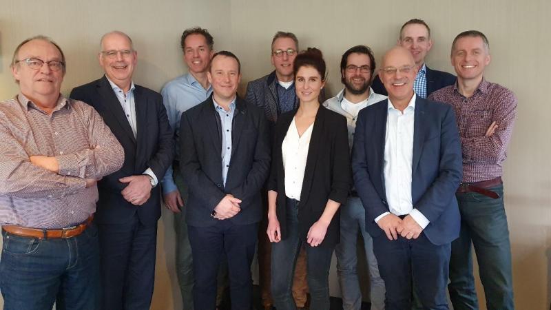 Foto genomen bij de oprichting van de ‘Stichting CVB’ op 9 maart 2020. Voor België: Sven De Vos (INVE), Elien Van Stichel (BFA) en Sam De Campeneere (ILVO, adviserend lid). Andere leden van de bestuurscommissie op de foto: Huub Fransen (Nevedi en voorzitter), Roelof de Weerd (OPNV), Henk Flipsen (Nevedi), Martin Rijnen (Nevedi) en Henk Kant (MVO), Gert Van Duinkerken (WLR, adviserend lid) en Wim Thielen als secretaris.