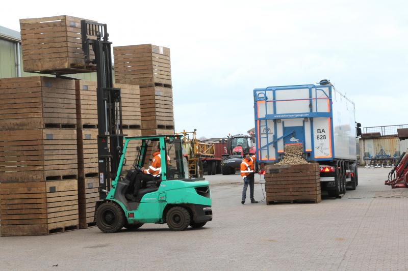 Pieter: “Als gevolg van de coronacrisis zal er een overschot aan frietaardappelen zijn en als die niet tijdig uit de markt gehaald zal worden c.q. verwerkt zal worden, dan zullen de prijzen voor frietaardappelen onder druk komen te staan.”