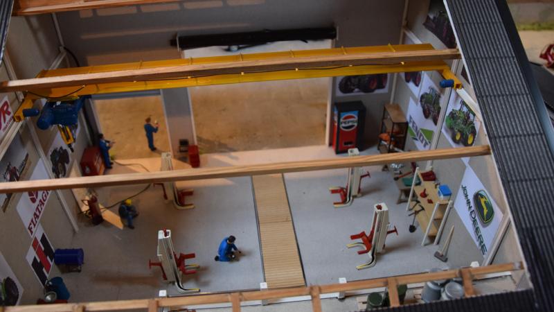 Binnenaanzicht van een in miniatuur nagebouwde werkplaats.