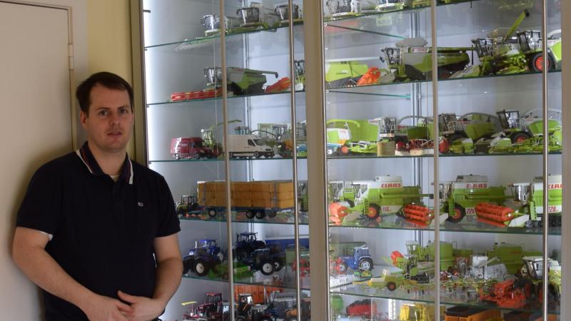 De miniaturen die geen plaats vinden op het diorama staan in een stofdichte, verlichte en op maat gemaakte vitrinekast.
