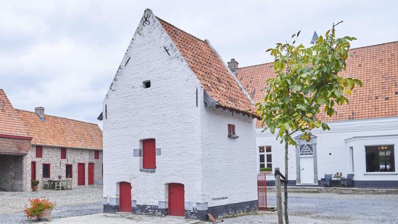 Hoeve Roden Duifhuize, de naam verwijst naar een onderkomen voor postduiven op de binnenplaats.