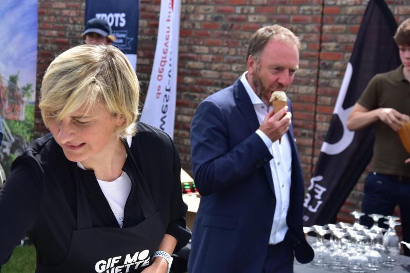 Vlaams landbouwminister Hilde Crevits en Filip Fontaine, directeur van VLAM, bij de voorstelling van de Zomer van de Korte Keten in Torhout.