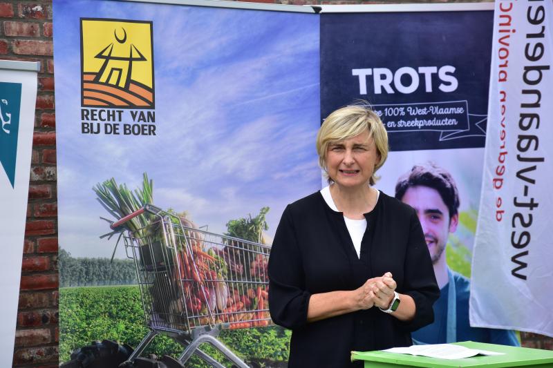 Vlaams landbouwminister Hilde Crevits bij de voorstelling van de Zomer van de Korte Keten in Torhout.