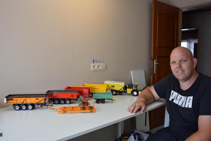 Frederik bouwt heel graag machines van onze Belgische fabrikanten na in miniatuur, zoals hier op foto zelf gemaakte schaalmodellen van Dezeure, Dewa, Record, Ova, Deroo, Steeno, Pro DX.