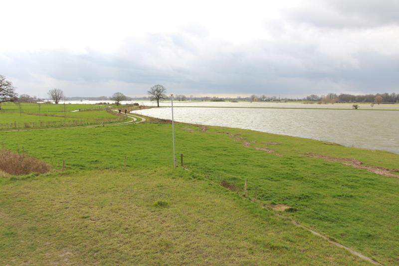 Het bedrijf heeft in totaal circa 170 hectare, maar met hoog water staat het water bijna tot aan de boerderij.