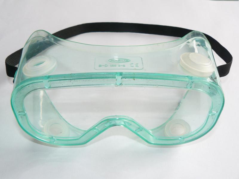 Een beschermingsbril is aan te bevelen om de ogen van de gebruiker te beschermen tegen spatten van het product of de spuitvloeistof die kunnen voorkomen bij het bereiden van de spuitvloeistof.