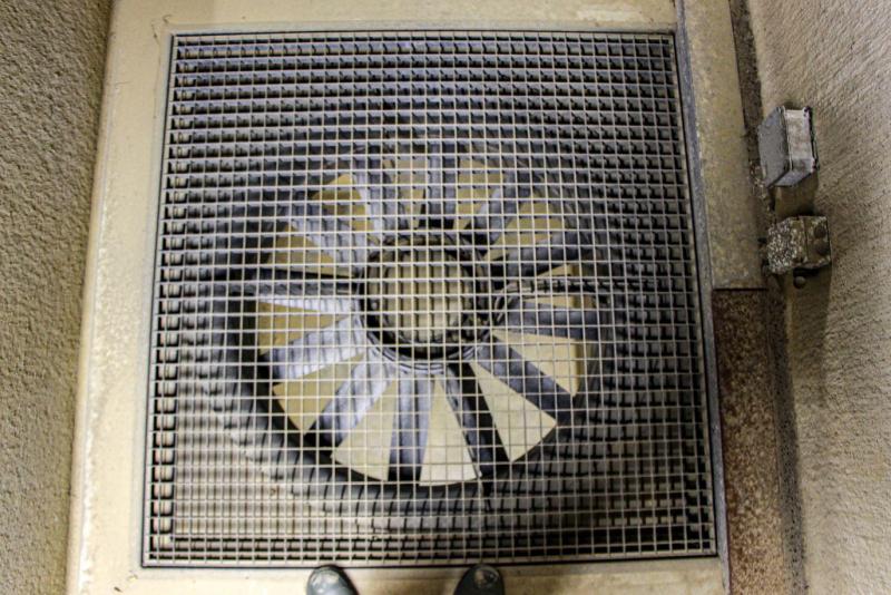 In bulk- en palloxopslag vereisen ventilatoren (ook de circulatieventilatoren), koelunits en bijbehorende luchtverdeelleidingen speciale aandacht als ze zijn gebruikt om CIPC-mist te laten  circuleren.