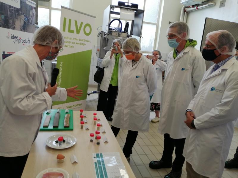 Dat vormen van samenwerking innovatie in de voedingssector stimuleert, bewijzen de 35 succesverhalen in de gloednieuwe Food Pilot-brochure. Het eerste exemplaar van die brochure werd overhandigd, in het bijzijn van ILVO topman Joris Relaes, Fevia-voorzitter Jan Vander Stichele, ILVO afdelingshoofd Lieve Herman en Flanders’ FOOD directeur Inge Arents.