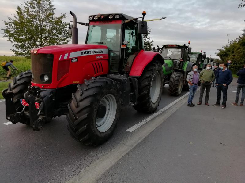 Circa 30 tractoren werden bij Milcobel opgesteld.