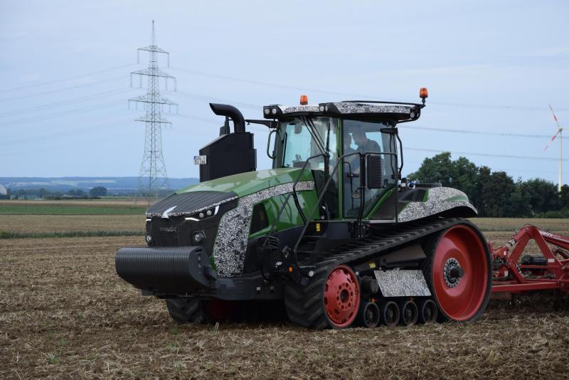 De nieuwe Fendt 1100 Vario MT rupstrekker. Hier staat hij op foto met nog enkele ‘camouflagevlekken’ omdat het over een prototype gaat dat we konden fotograferen.