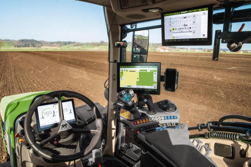Het nieuwe bedieningsconcept van Fendt met de 3 beeldschermen. Bemerk ook de nieuwe joysticks en rechter armleuning.