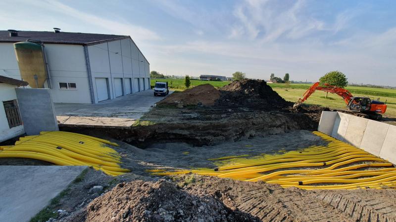 Dit voorjaar werden thermoregulerende buizen aangelegd. De buitenlucht wordt op die manier geklimatiseerd voor die de stal inkomt.