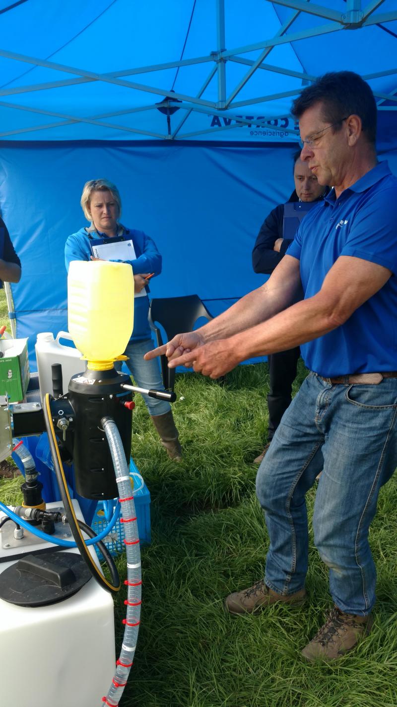 Via het Easy Connect systeem kan spuitvloeistof in de spuitmachine opgenomen worden zonder dat er manueel bussen moeten opengedraaid en geledigd worden in de vulmengbak. Dit ter preventie van puntvervuiling.