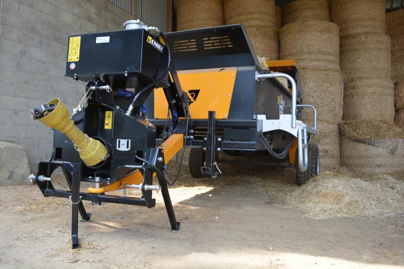 De ‘Agility’ hydraulische unit op de driepuntsophanging achteraan de trekker, maakt een zeer grote draaihoek mogelijk, voor veilig manoeuvreren.
