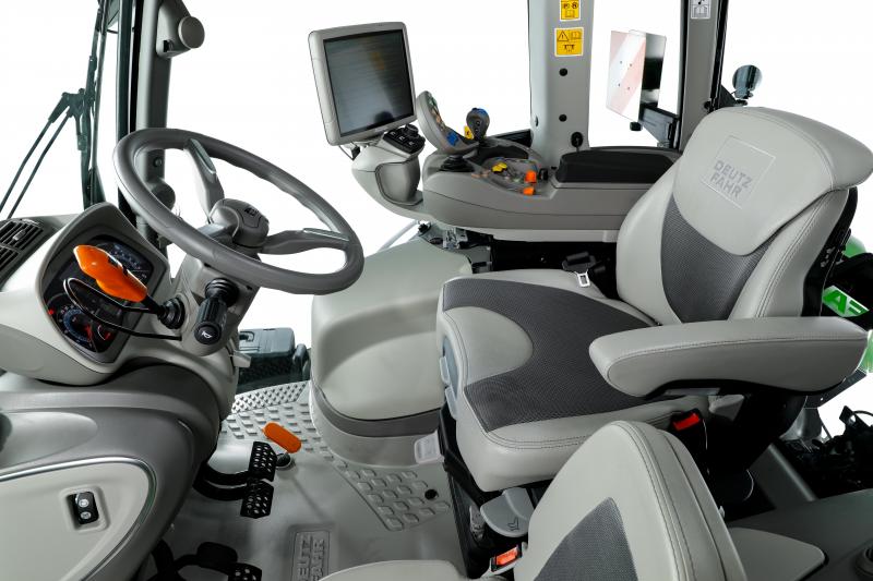 De 8-serie krijgt  een heel comfortabele cabine mee die propvol ‘intelligentie’ zit. Denk hierbij aan precisielandbouwtoepassingen, vlootbeheer, Isobus-toepassingen en TIM-functies.