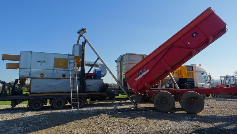 De operator van de mobiele toaster regelt het debiet op basis van de grootte van de veldbonen.