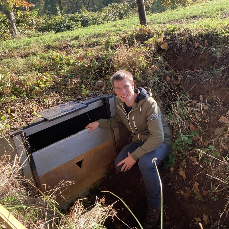 Maarten Raman van Boerennatuur toont een knijpstuw. Het stuw is opgebouwd uit meerdere schotten, die je naar believen kunt op- of afbouwen. In een van de schotten zit een driehoekige opening, de ‘knijp’, waardoor het water gecontroleerd en met laag debiet passeert.  Je kunt de knijp dus ook op elk moment op de gewenste hoogte plaatsen.