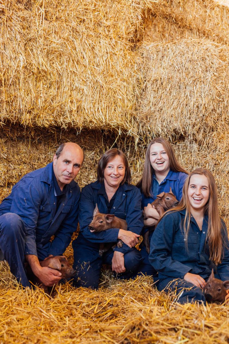 Yvan en Nadine met hun dochters Elien en Laura.