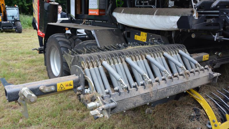 De messenlade ‘Easy Move’ kan  tot op manshoogte zijwaarts uit de machine komen voor onderhoud  en messenwissel.