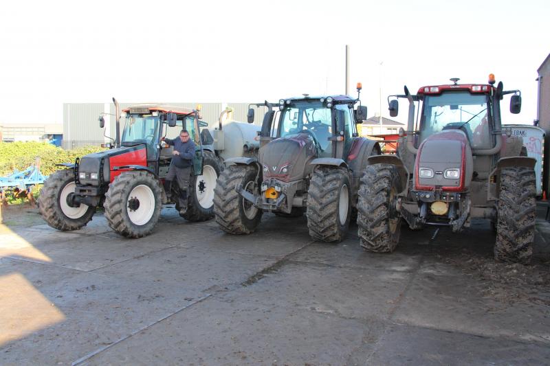 Om zelf een deel van de akkerbouwwerkzaamheden te kunnen doen, heeft Bert inmiddels  4 tractoren. Het gaat daarbij om een Volvo BM400, een Valmet 900, een Valtra T130  en een T174.