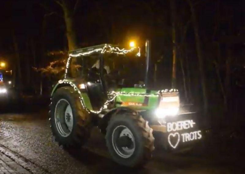 De jonge land- en tuinbouwers gingen met hun versierde tractoren langs bij diverse zorginstellingen.