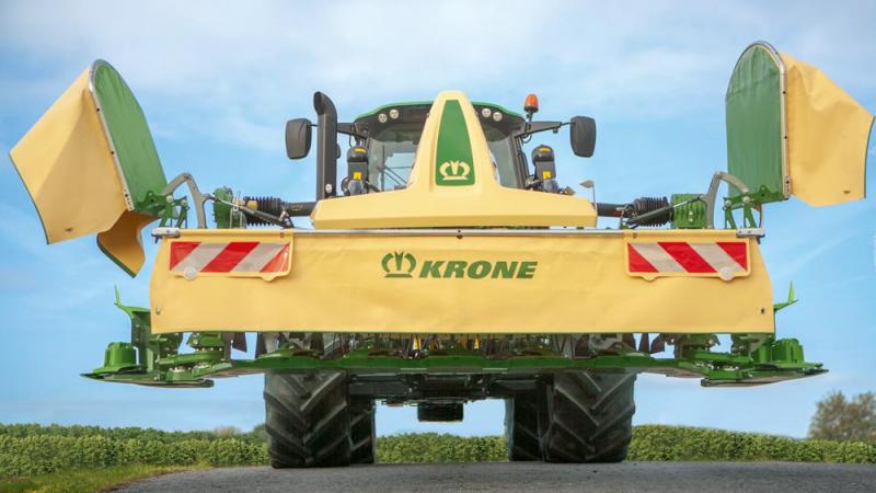 De Krone EasyCut F400CV Fold is de eerste frontmaaier met een werkbreedte van meer dan 4 m, die in transportstand smaller dan 3 m wordt.