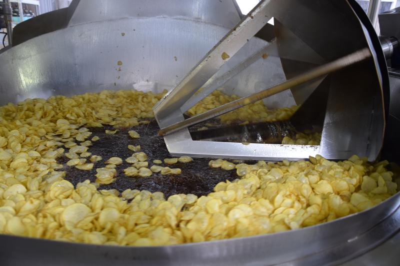 De chips wordt op lage temperatuur gebakken om de vorming van acrylamide te voorkomen.