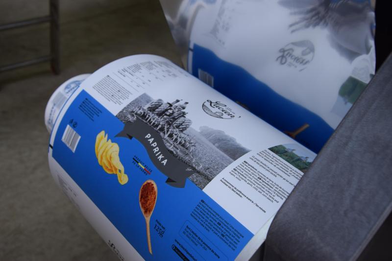 De tekst op de verpakking van ‘L es chips de Lucien’  staat in het Nederlands en in het Frans. Men kan de chips zowel in  Vlaanderen als in Wallonië vinden.
