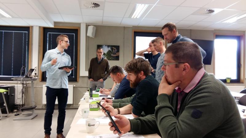 Staalnemers krijgen uitleg over de toepassing van de app op hun tablet.