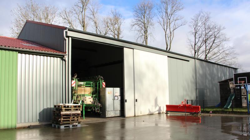 In 2013 bouwde Michiel aan de bestaande tweede loods een nieuw gedeelte aan van 30 bij 15 m, met natuurlijke ventilatie.