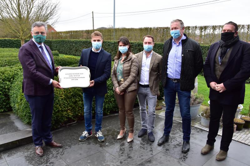 Op de uitreiking van de Gouden Piétrain, vlnr. CD&V-voorzitter Joachim Coens, Gregory Vansteenlandt, Angelique Demeester, Bert Plancke, Chris Dhondt en Peter Van De Vannet van de Vlaamse Piétrain Fokkerij.