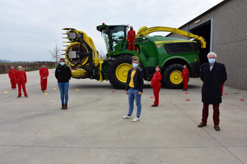 Het project ‘Veilig op (de) weg in de Westhoek’ werd voorgesteld op het bedrijf d’Yzerpasserelle van Siska Vanpeteghem (midden), bijgewoond door gouverneur Carl De Caluwé van West-Vlaanderen en Ann-Sophie Decroos van Boerenbond.