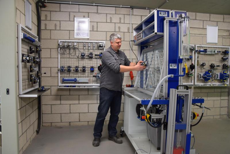 De studenten kunnen met de componenten in het hydraulicalaboratorium een schema bouwen, en eventueel hierin fouten detecteren.