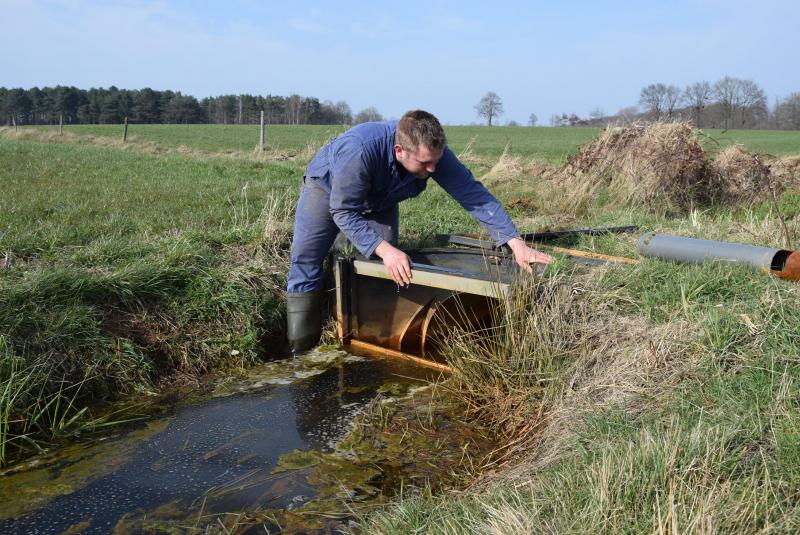 Om de watertafel van het perceel naast de gracht te regelen, is het enkel nodig om één of meerdere schotbalkjes uit het stuwkader te verwijderen of om ze er terug in te plaatsen tot op het gewenste waterniveau.