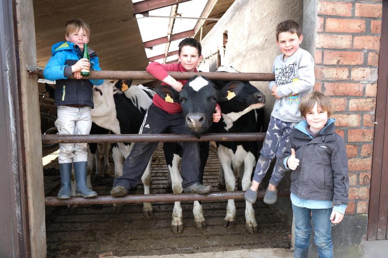 Beide kinderen (Warre tweede van links en Wietse derde van links) willen in de voetsporen van hun ouders treden. Hun vrienden komen graag spelen op de boerderij.