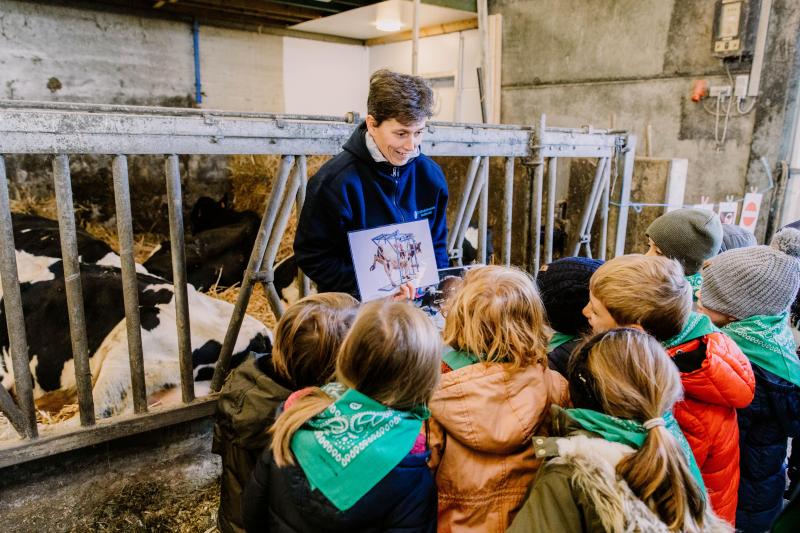 De kinderen verzorgen de dieren liever dan dat ze spelletjes spelen.