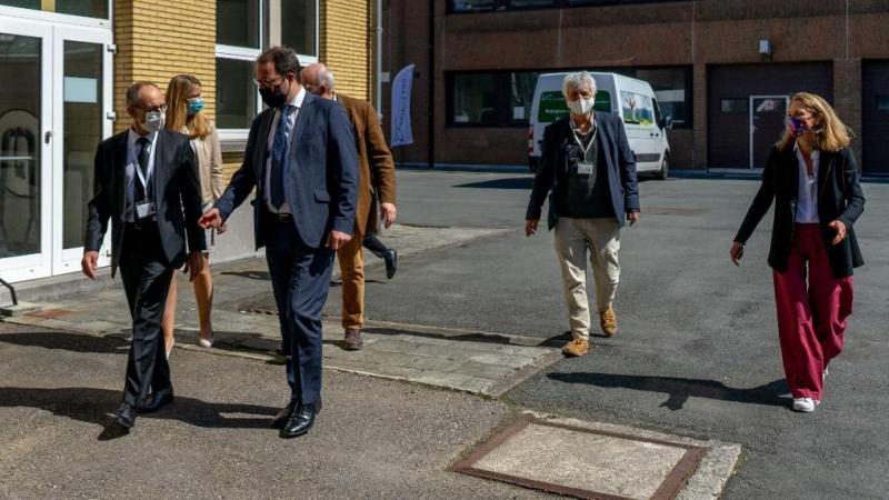 Federaal minister David Clarinval tijdens zijn rondgang bij Sciensano.