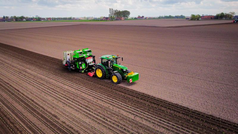 Een dronefoto van een plantende Agriplanter.