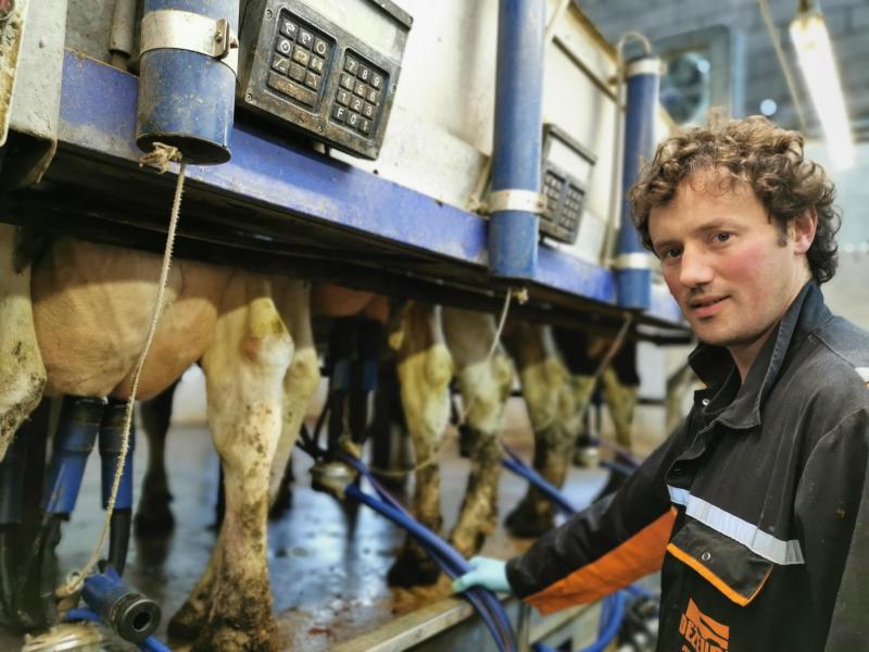 Wij moeten omgaan met heel lage marges. De schommelende melkprijs zit snel onder onze kostprijs , stelt Pieter Dezeure.