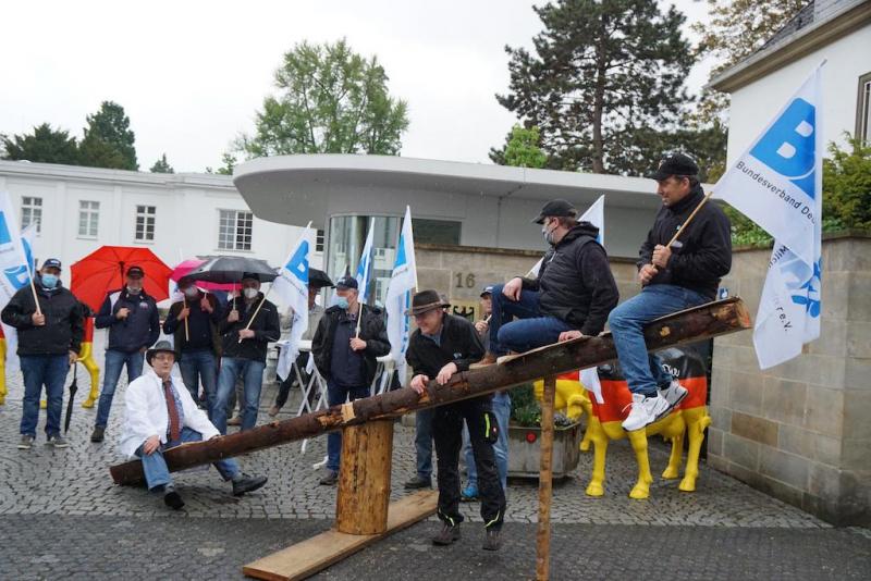 De Duitse boerenorganisatie BDM demonstreerde al op 27 mei in Bonn bij het Bundeskartellamt onder het motto ‘Kijk goed’.