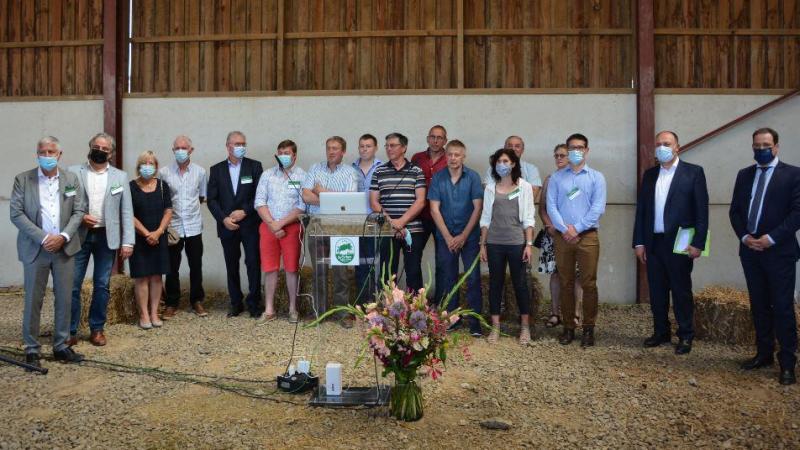 Bij de voorstelling van het label waren naast alle varkenshouders en de vertegenwoordigers van Marcassou, Lovenfosse, Dumoulin en Imperial Meat Product ook de regionale en federale minister van Landbouw Borsus en Clarinval aanwezig.