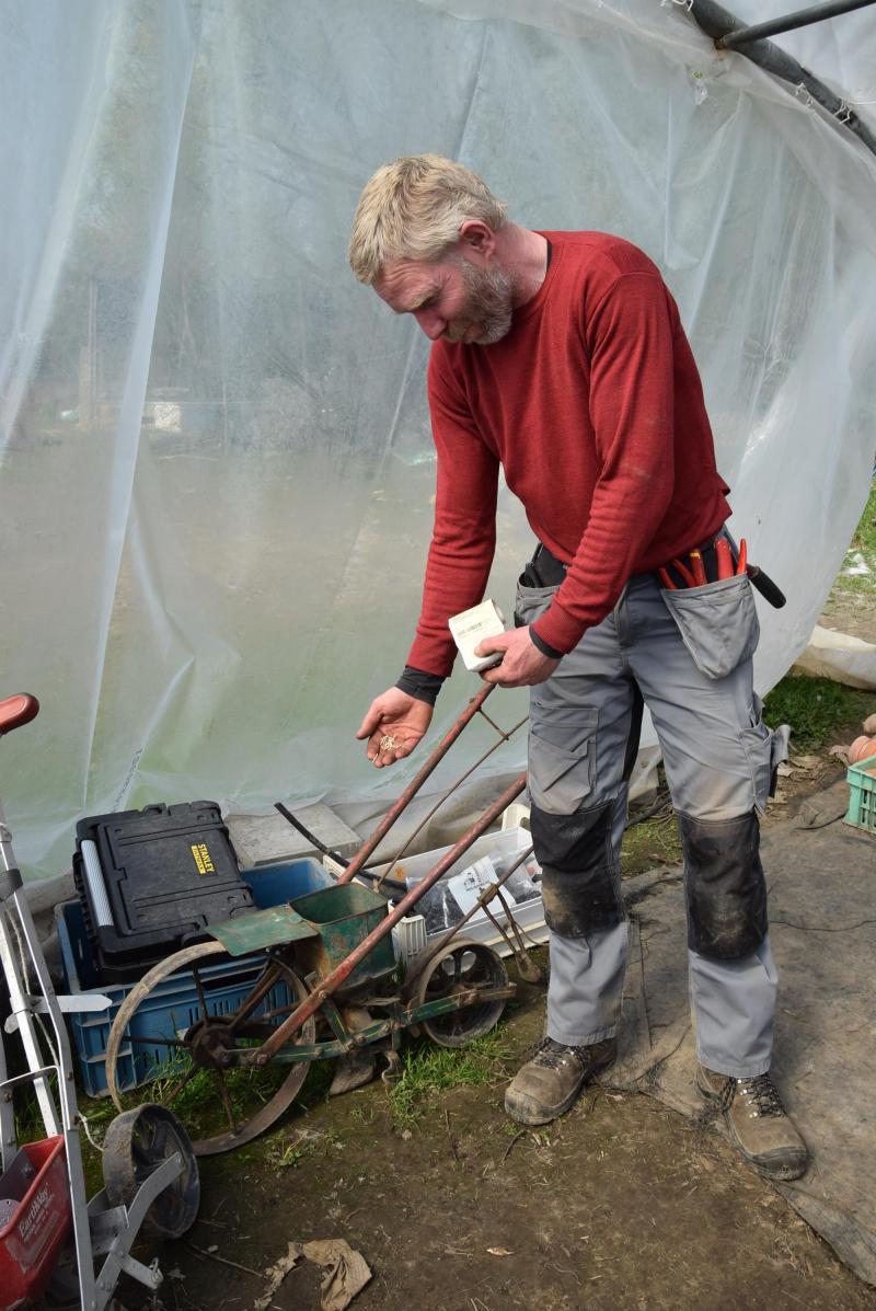 Koen kreeg van zijn vader een oude zaaimachine, die geschikt is voor alle zaad.