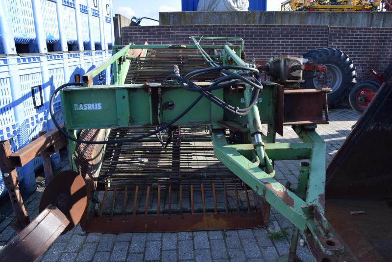 De beddenrooier kreeg hij en vormde hij om, zodat hij er staand mee kan werken.