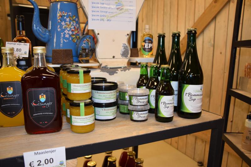 De te grote en zware knollen aan de ene kant, en de gebroken en kleine knollen aan de andere kant worden verwerkt tot siroop, confituur en sap.