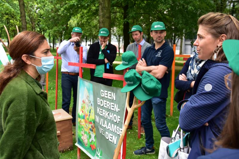 Vlaams minister Zuhal Demir luistert naar de vele verzuchtingen van de ABS-landbouwers.