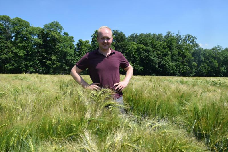 Jonas, 24 jaar, heeft duidelijk zijn passie gevonden in de akkerbouw.