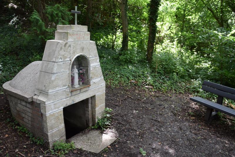 De Sint-Hymelinusbron in Vissenaken is een kleine rustplaats in het bos aan de westzijde van de route.